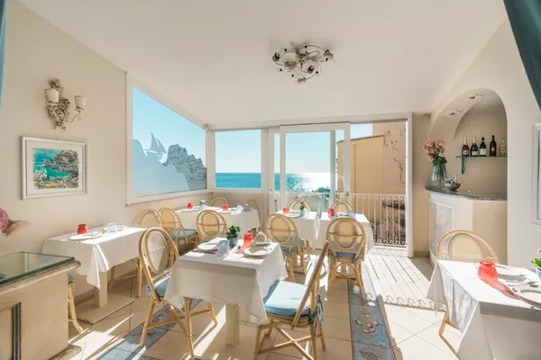 Sea-view bar