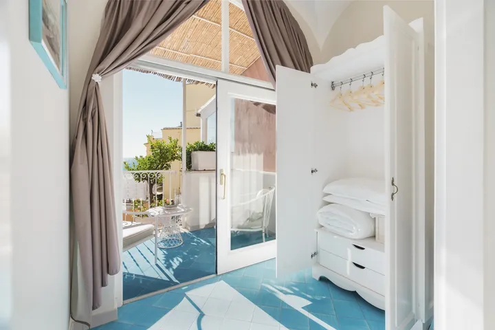 Chambre avec vue partielle sur la mer-12